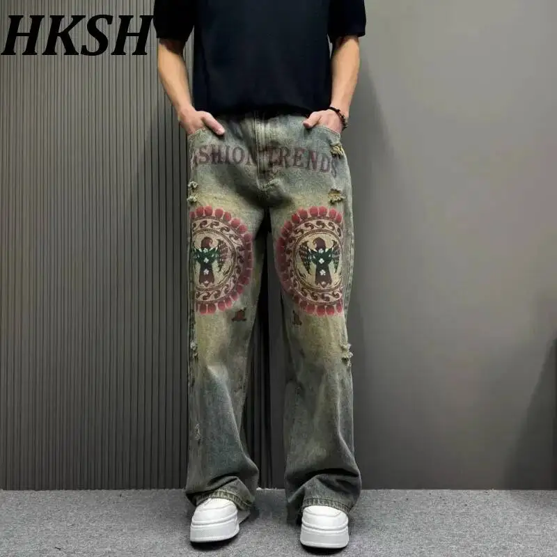 Calça Jeans HKSH Nova Coleção Primavera Verão Masculina e Feminina Estilo Punk Americano High Street com Estampa Grafite Lavada e Rasgada HK23012