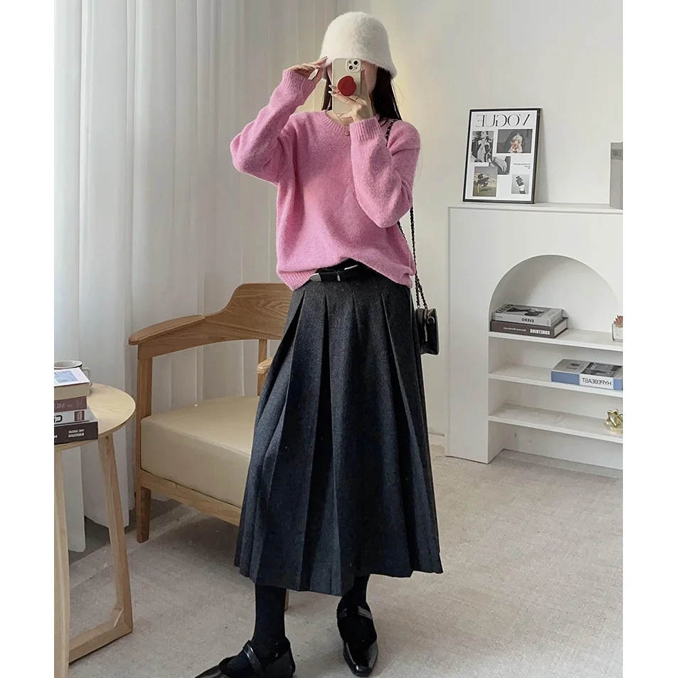 ชุดเซ็ตเสื้อสเวตเตอร์ไหมพรมสีชมพูถักลายตัวอักษรแบบถักเปีย พร้อมกระโปรงทรงเอสวีทีเอ็นสำหรับผู้หญิง ให้ลุคดูอ่อนหวานและขาวกระจ่างใส