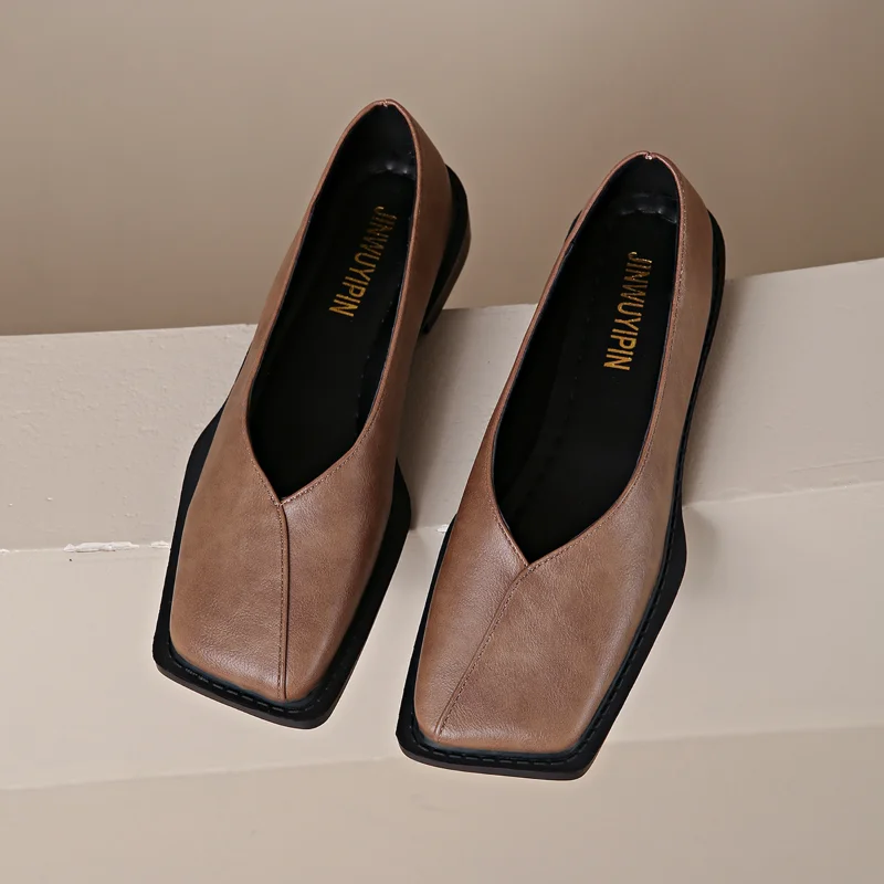 Wygodne damskie buty wsuwane na płaskiej podeszwie - alternate angle