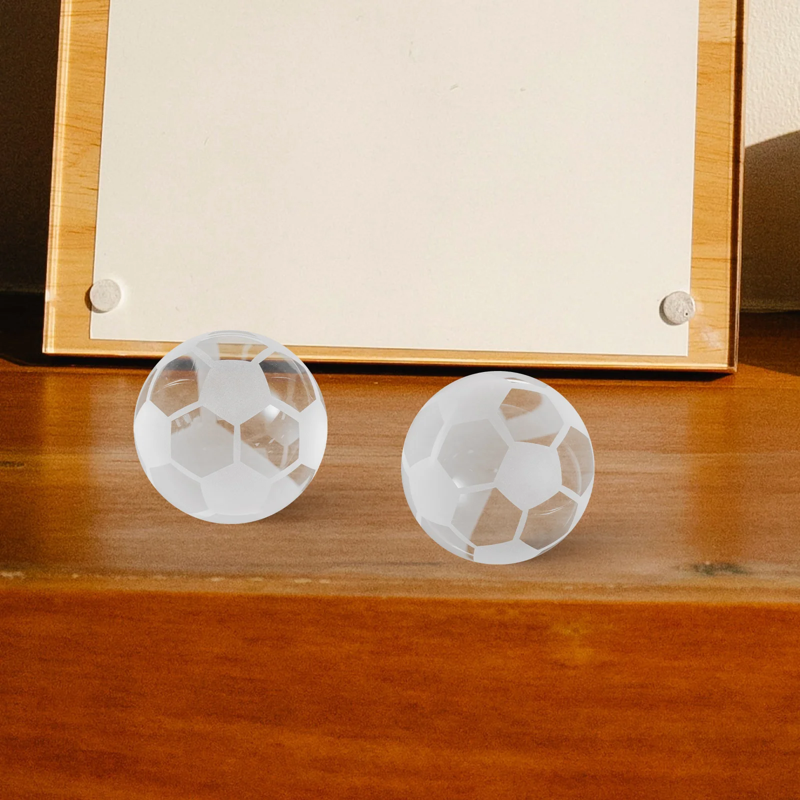 Decoración de Fútbol de Cristal, Pequeña Bola Transparente para Escritorio o Estante, Adorno Moderno y Elegante con Forma de Balón de Fútbol para la Habitación