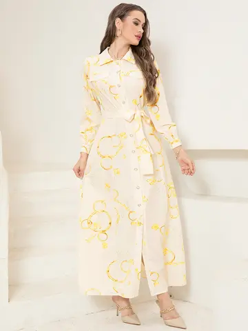 Elegante abito a maniche lunghe con stampa a catena, cintura e tasca-collo con colletto sofisticato, dettagli sui bottoni