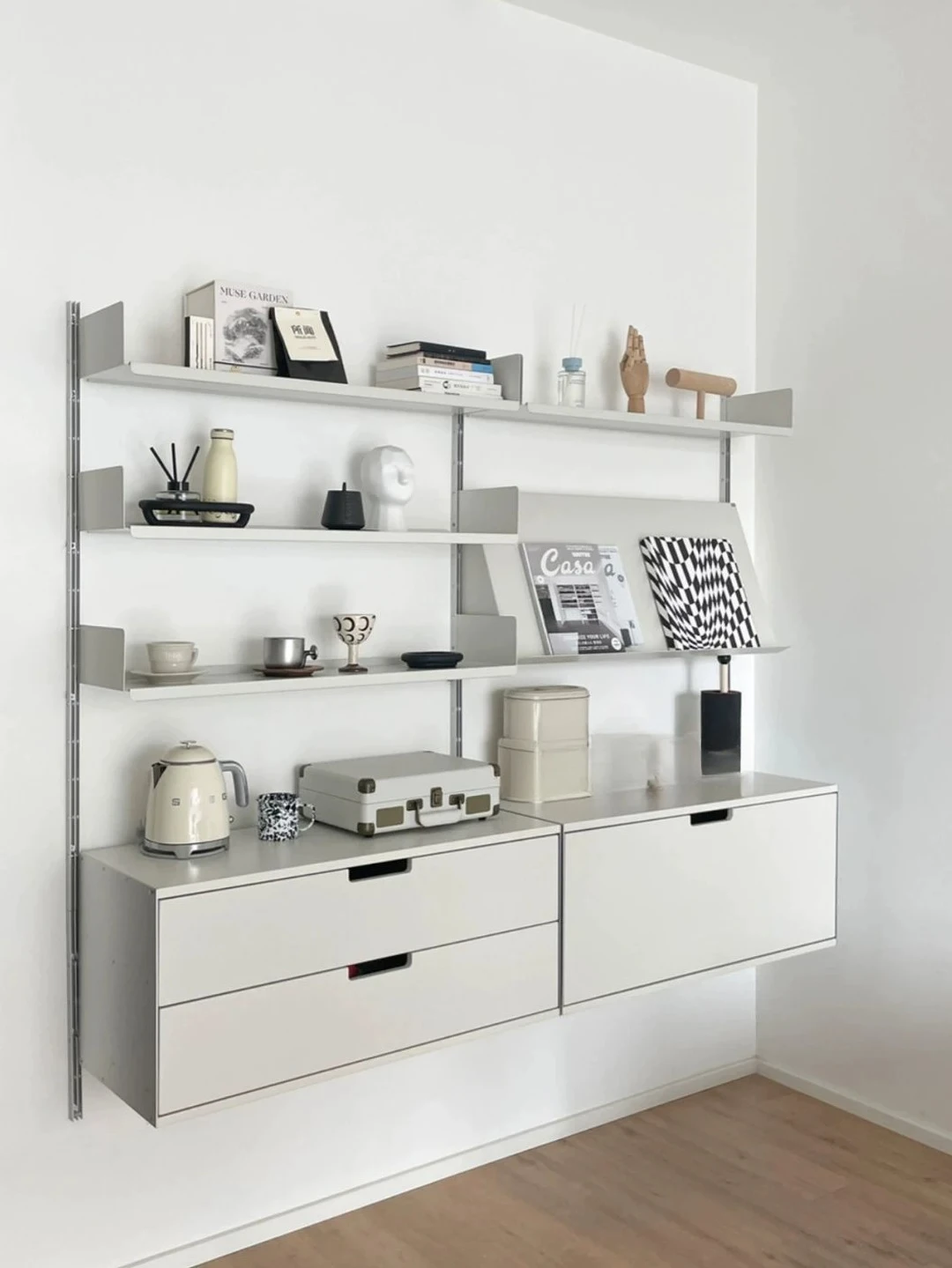 bookcase-wall-track-suspension-bookshelf-wall-vitsoe-baffle-shelf-living-room-metal-storage-rack