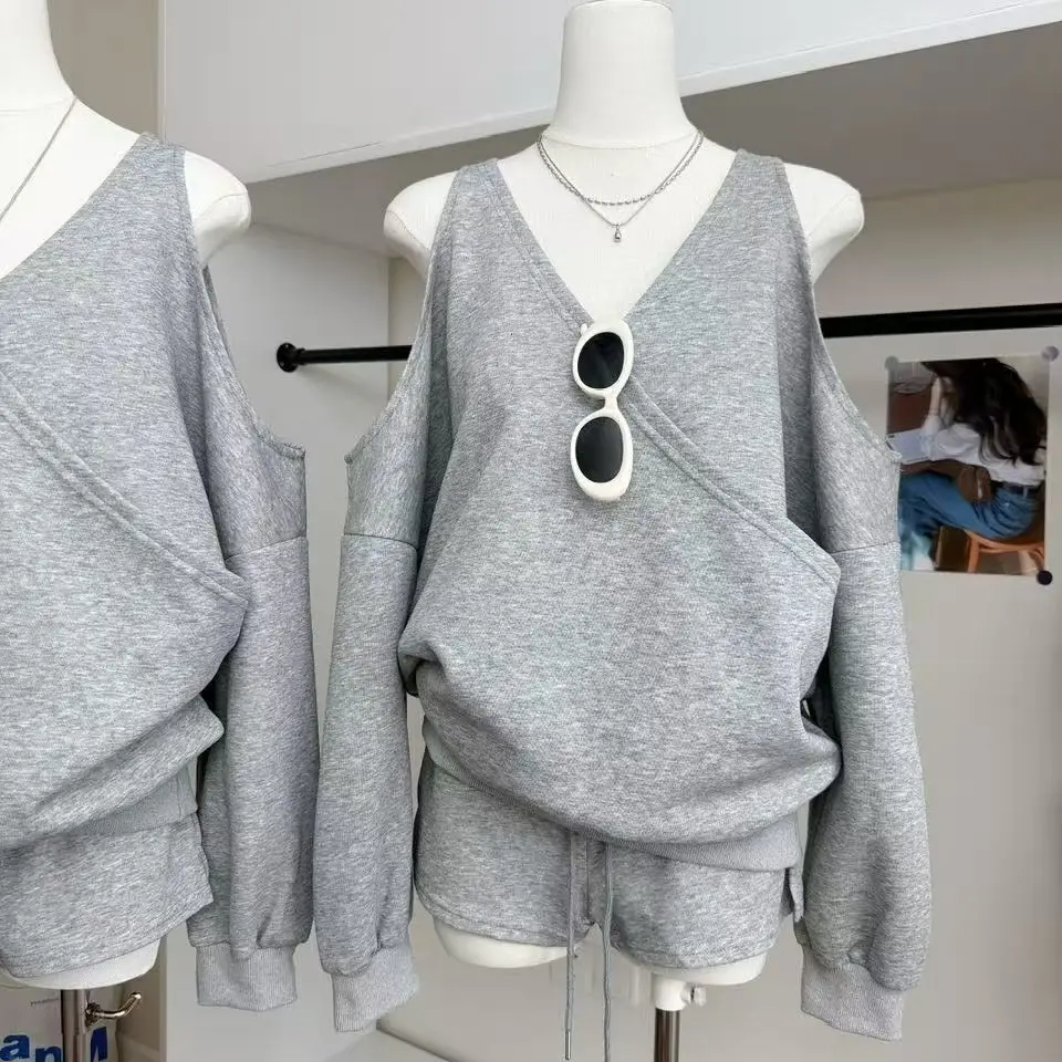 

Серый повседневный комплект из двух предметов: хлопковые шорты и свитшот с открытыми плечами для женщин – удобный, дышащий, осенний вариант