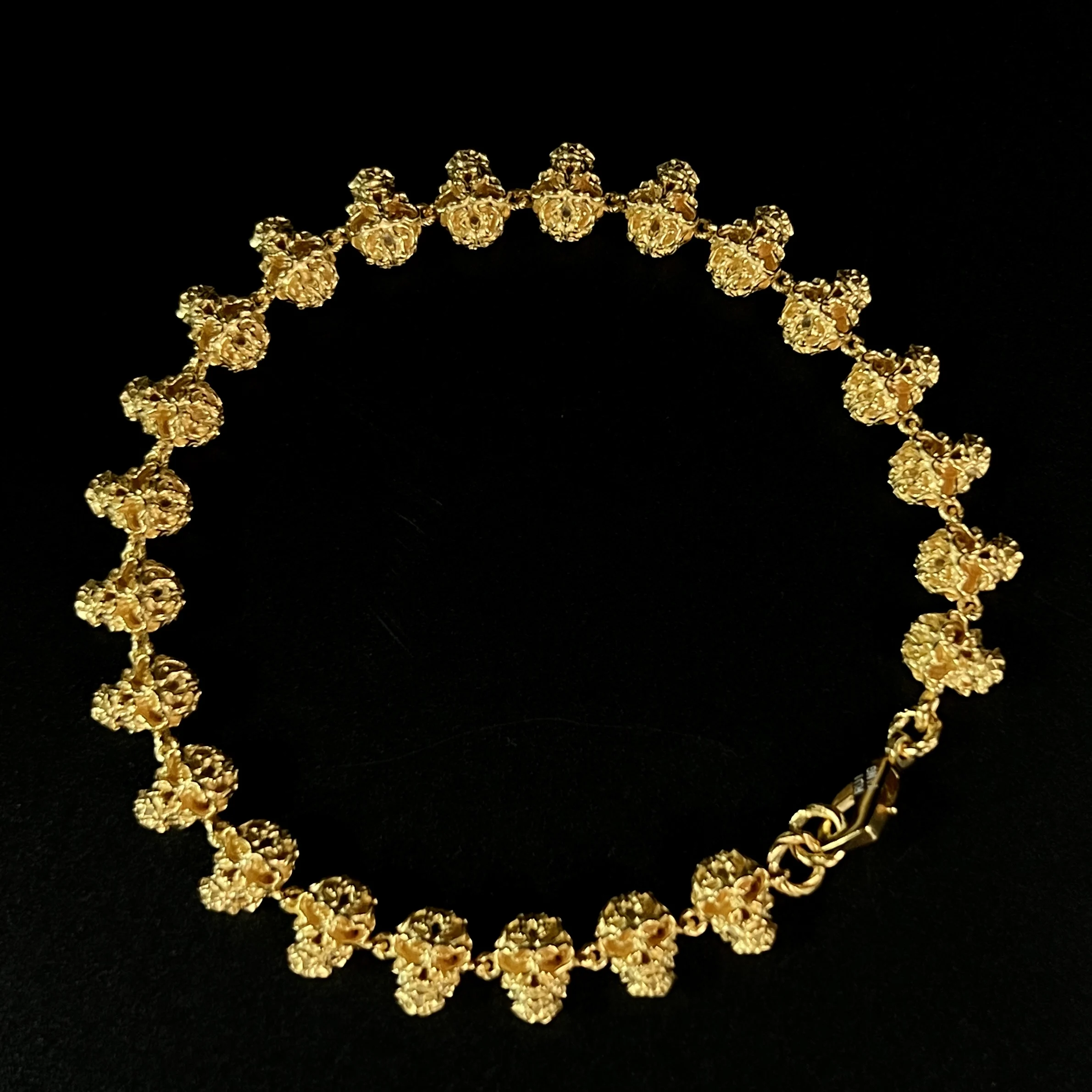 Pulsera estilo vintage con hueso de calavera de oro de 24 quilates chapada en plata S925, diseño a pequeña escala, accesorio único.