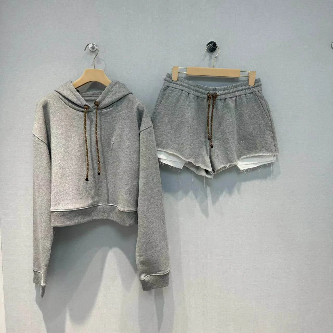 

New letter paste cloth casual wind draw rope hoodie + mini shorts set high quality luxury niche designer brand old money style