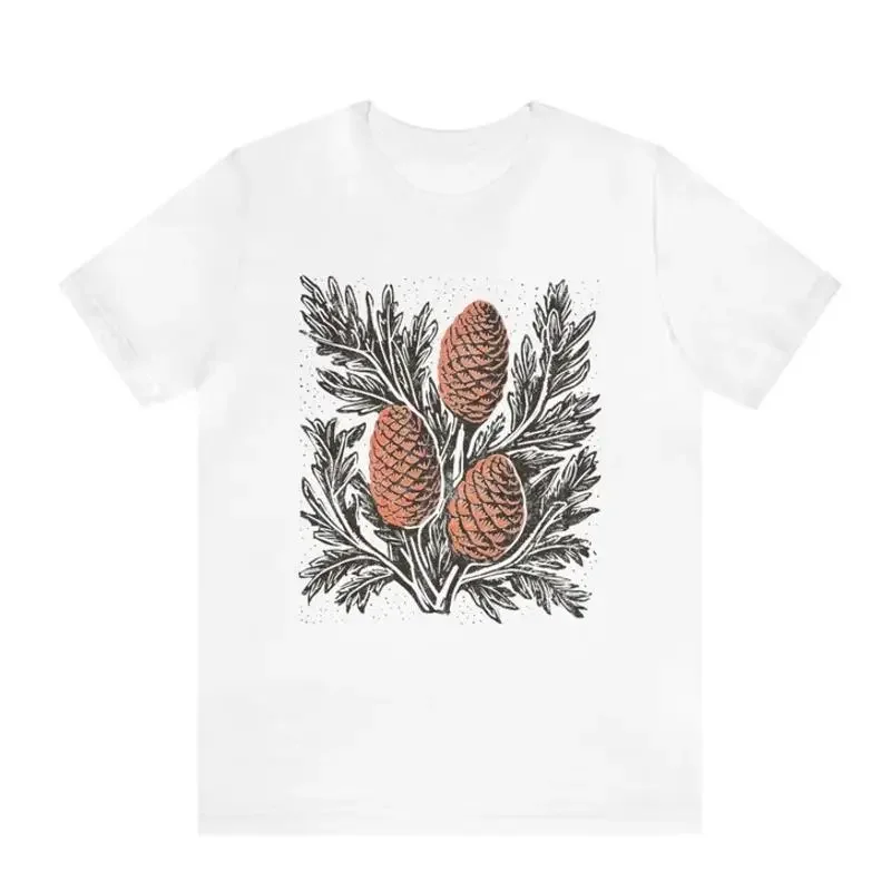 Футболка Pinecones Nature с изображением леса, дикой природы и деревянного домика.