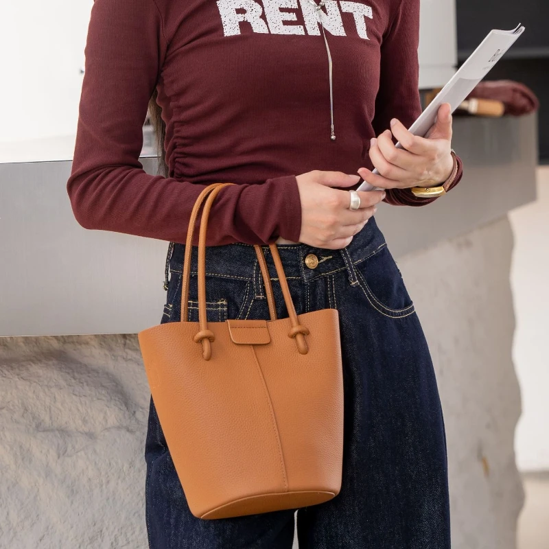 

Head layer cowhide women's bag, student diagonal water bucket bag, fashionable mother and child large capacity leather soft bag