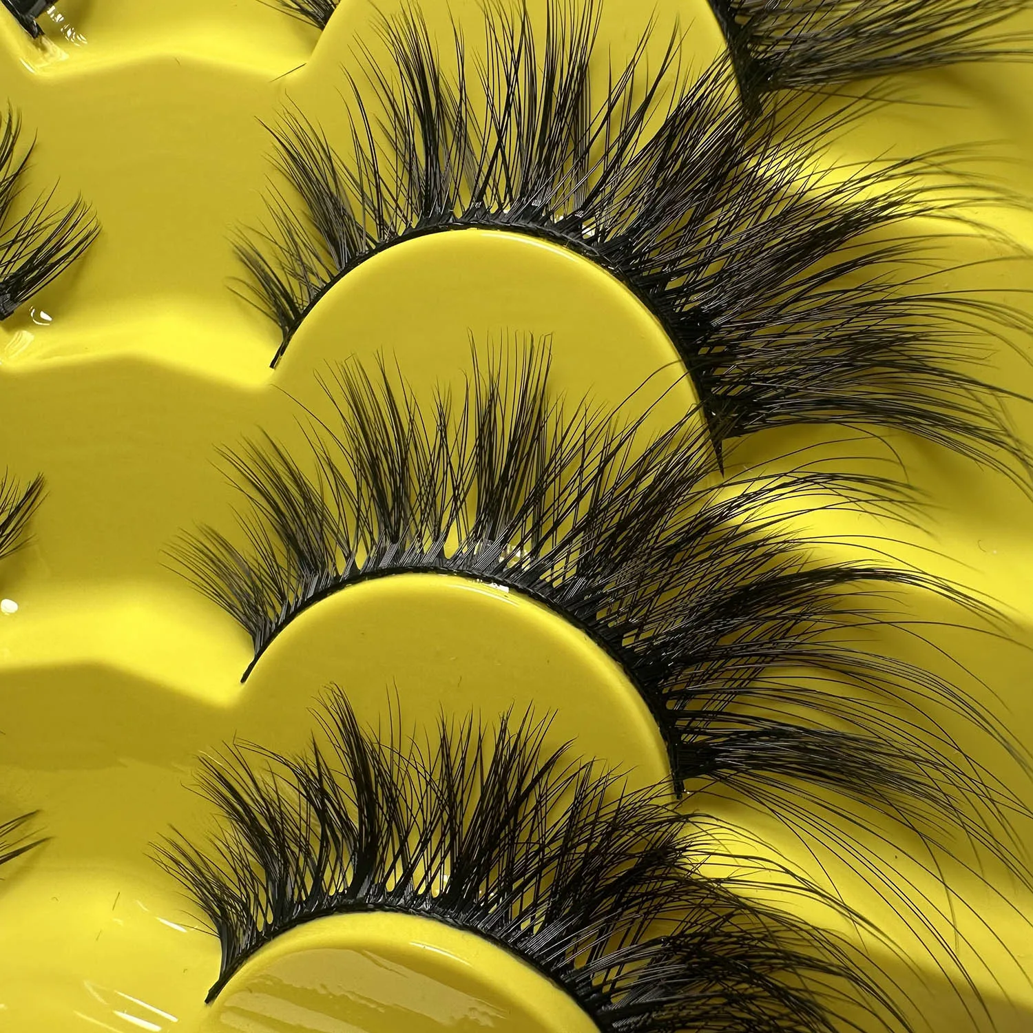 7-piece 3D layered eye shadow with lengthened tail, mixed European/American style, stage makeup, black-themed eyelashes.