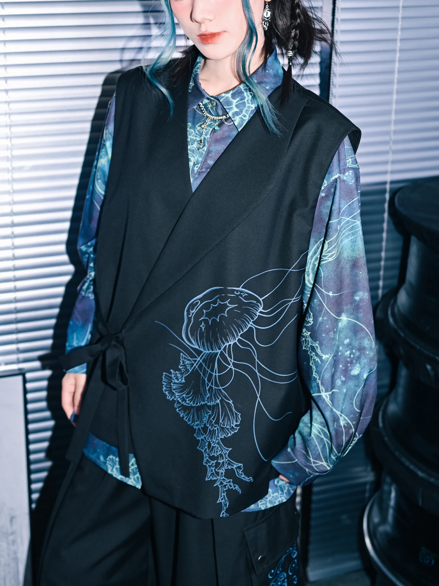 

Новый китайский женский жилет с поясом и принтом, асимметричный многослойный джет, полиэстер, регенерированное целлюлозное волокно для поездок на работу