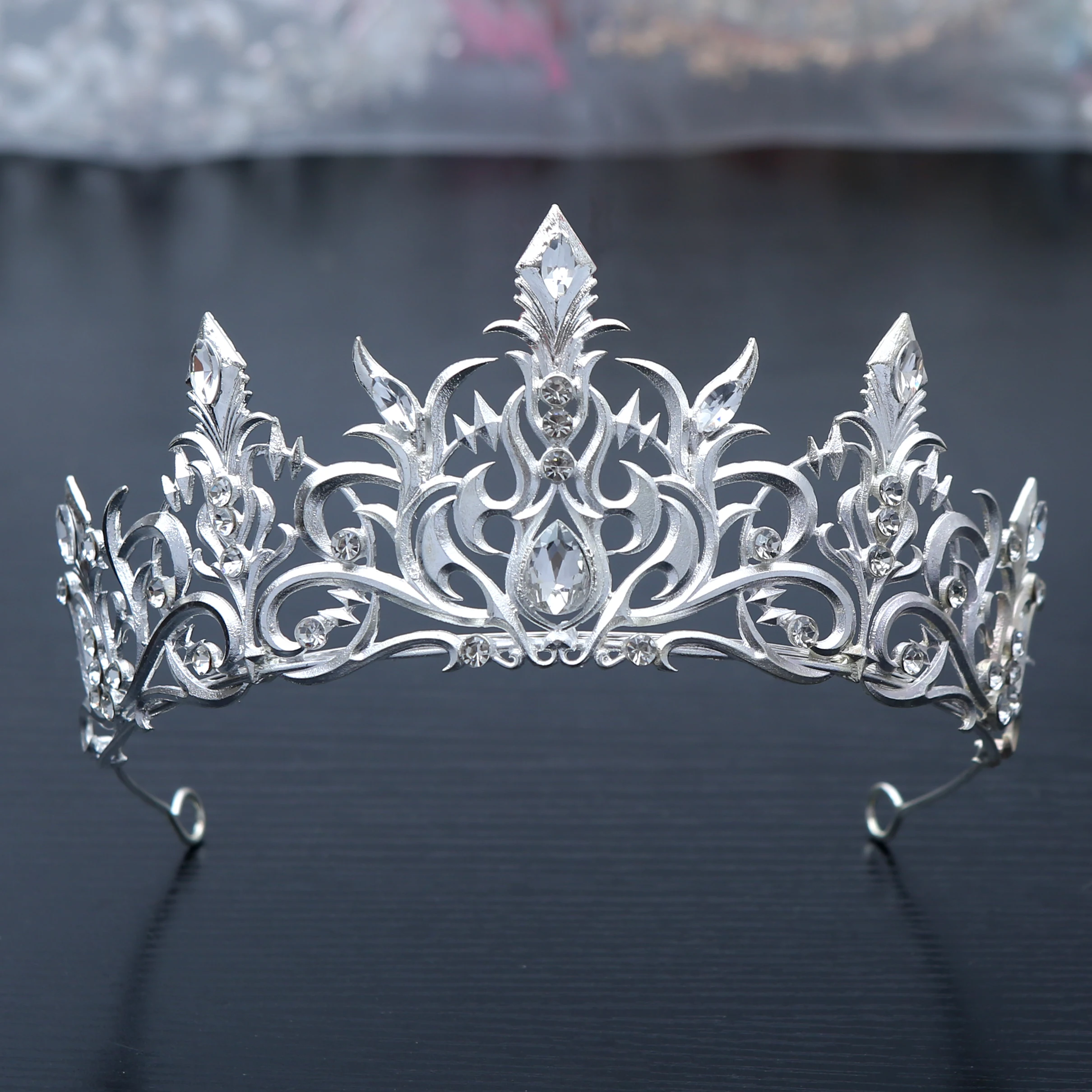 

Elegant Princess Style Red Crown with Crystal Hair Accessories Sweet Bride Headwear for 18th Birthday Gift And Wedding Toast