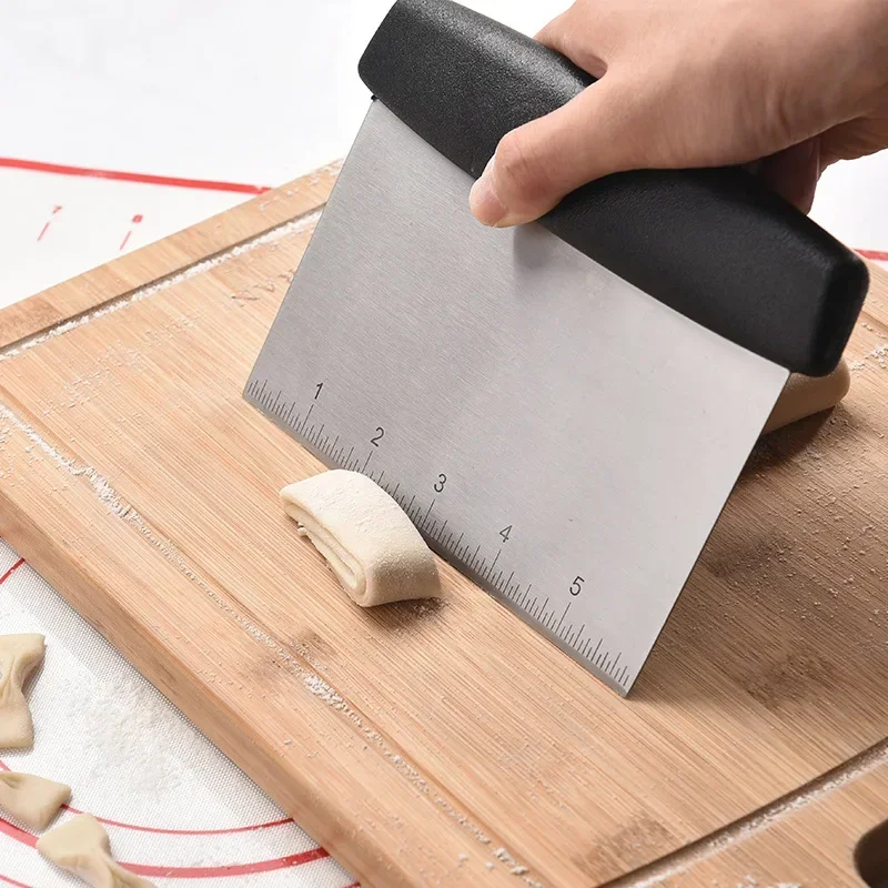 Baking Flour Cutting with Stainless Steel Strip Calibration Cutter Powder Scraper with Plastic Handle kitchen utensils