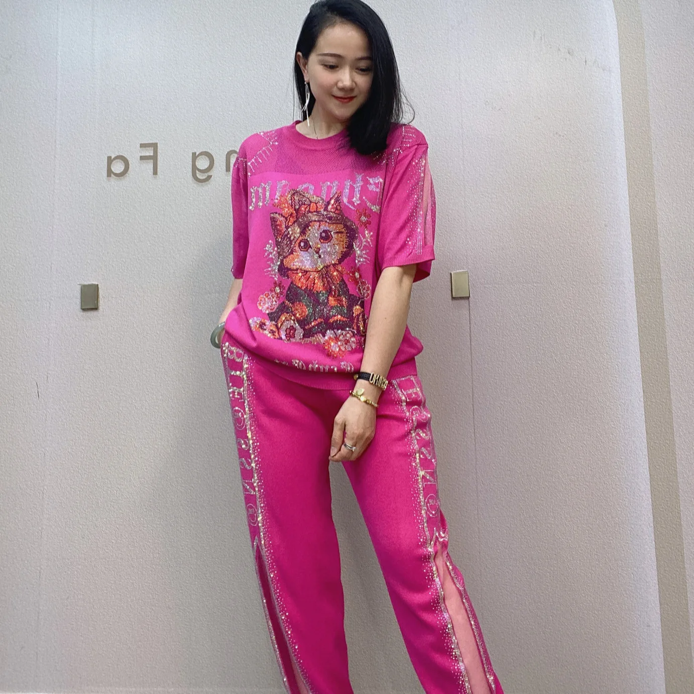 

Горячие бурения кошек с бриллиантами, вязаные футболки из бисера, футболки с короткими рукавами и буквами, стразами, топы + брюки с эластичной резинкой на талии, комплект из 2 предметов