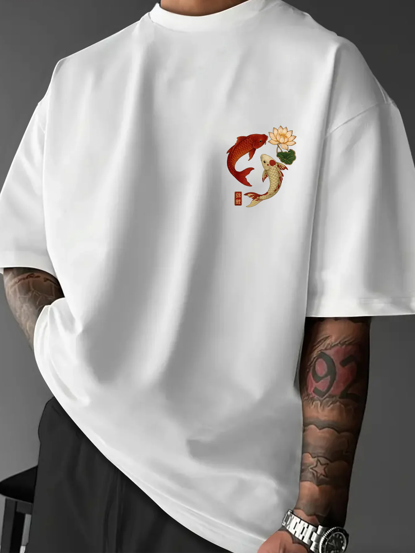 Stilvolles 100% Baumwoll-Herren-T-Shirt mit Rot-Weißem Koi- und Lotus-Design, Ideal für Sommerliche Alltagskleidung – Detail 3