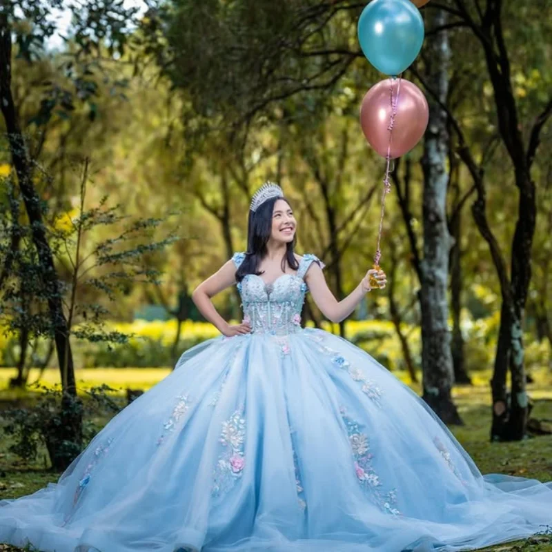 Robe Quinceanera bleu ciel, épaules dénudées, dentelle superposée, paillettes, fleur, décalcomanie, nœud, robes de 15 Quinceanera ﻿ Personnalisé