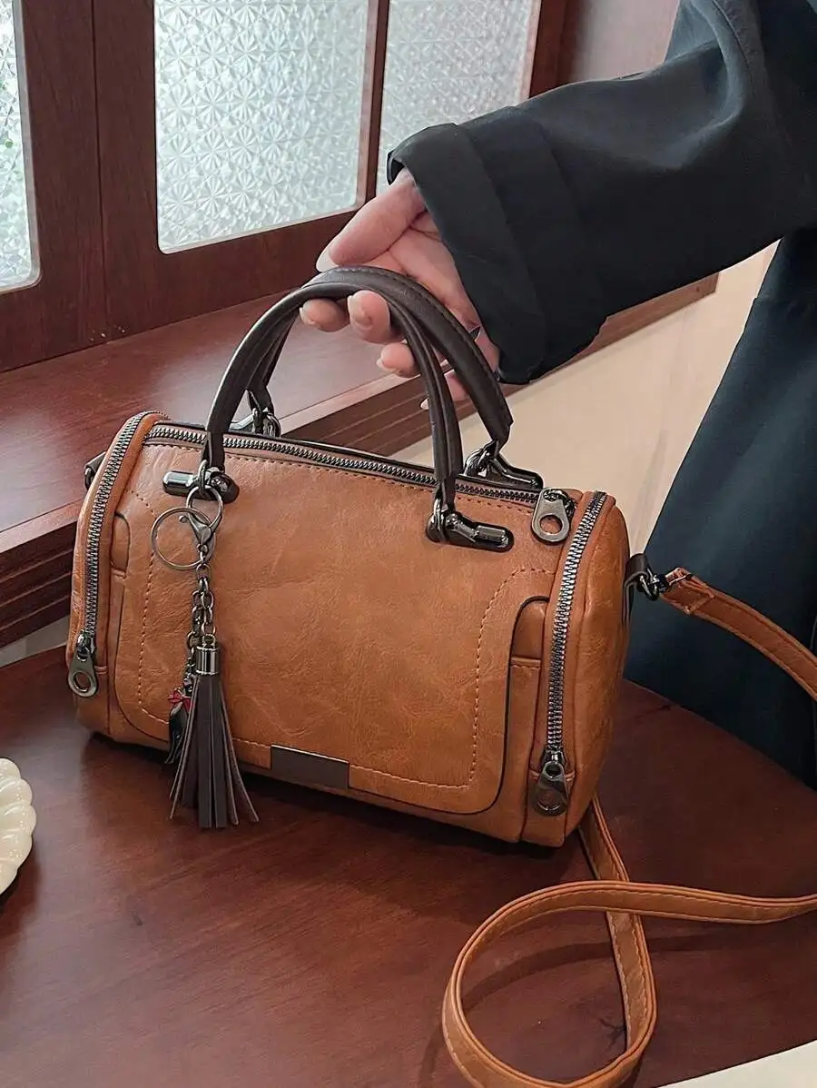 

Сумка из искусственной кожи цвета тан, с верхней ручкой, подвеской-кисточкой и съемным ремешком