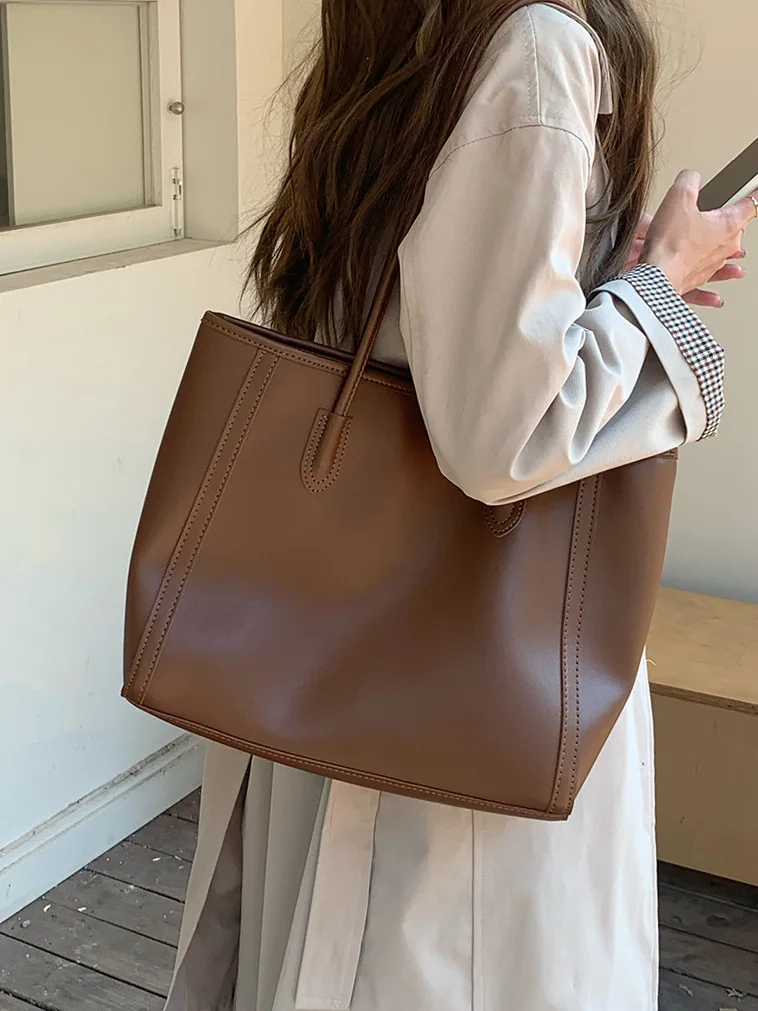 New minimalist and large capacity PU vintage women\'s bag, casual commuting tote bag, one shoulder portable shoulder bag