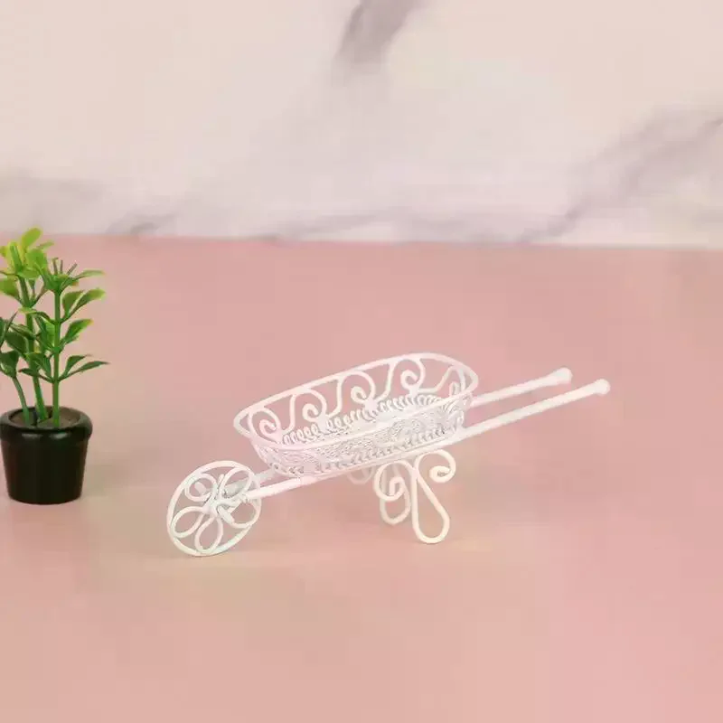 ของตกแต่งโต๊ะทำงานน่ารักสไตล์คาวาอี้ ของขวัญ อุปกรณ์เสริมสวนบ้านตุ๊กตา 1 ชิ้น รถเข็นเหล็กจิ๋วสุดน่ารักสไตล์อินส์