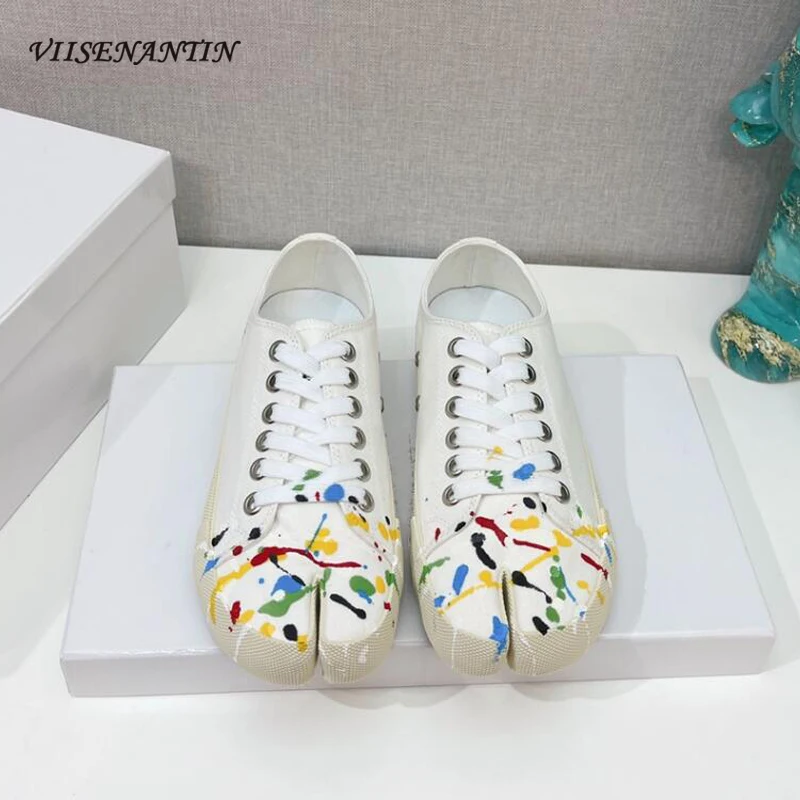 

New Split Toe Casual Shoes Woman Flat Lace Up Graffiti Canvas Shoes Comfy Sneakers Women Tyre Undersole Designer Sapatos