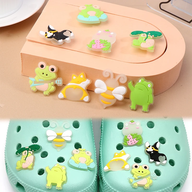 8Pcs Śliczne świecące buty Charms Lovely Cartoon Frog Shoes Buckle PVC Beach Shoe Charm Pin Shoes Decoration Akcesoria