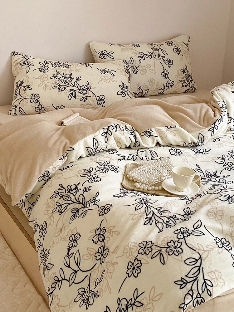 

Теплый утолщенный комплект постельного белья из молочного вельвета, 4 предмета: простыня, пододеяльник, наволочки, вкладыш для одеяла.