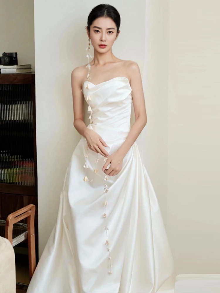 

Элегантное атласное свадебное платье с шлейфом для гостей на свадьбу в отеле, белое