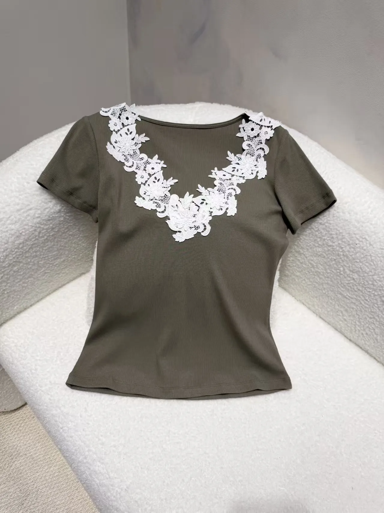 

High quality spring and summer new product lace V-neck slim fit short sleeved top