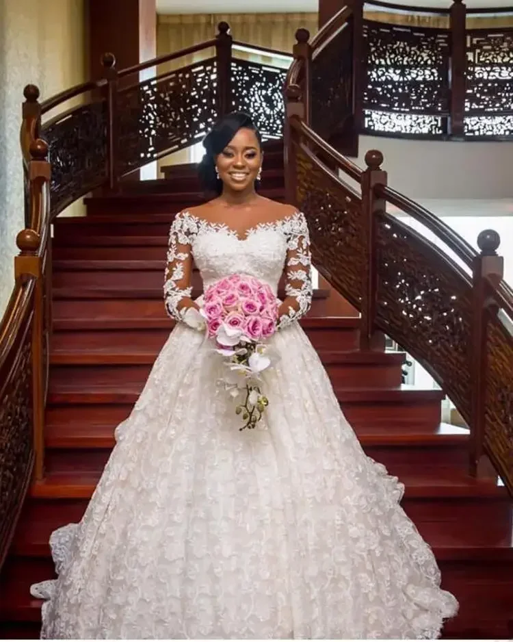 

Customized African Lace Wedding Dresses Plus Size Beaded Appliques Ball Gown Long Sleeves Lace Wedding Gowns