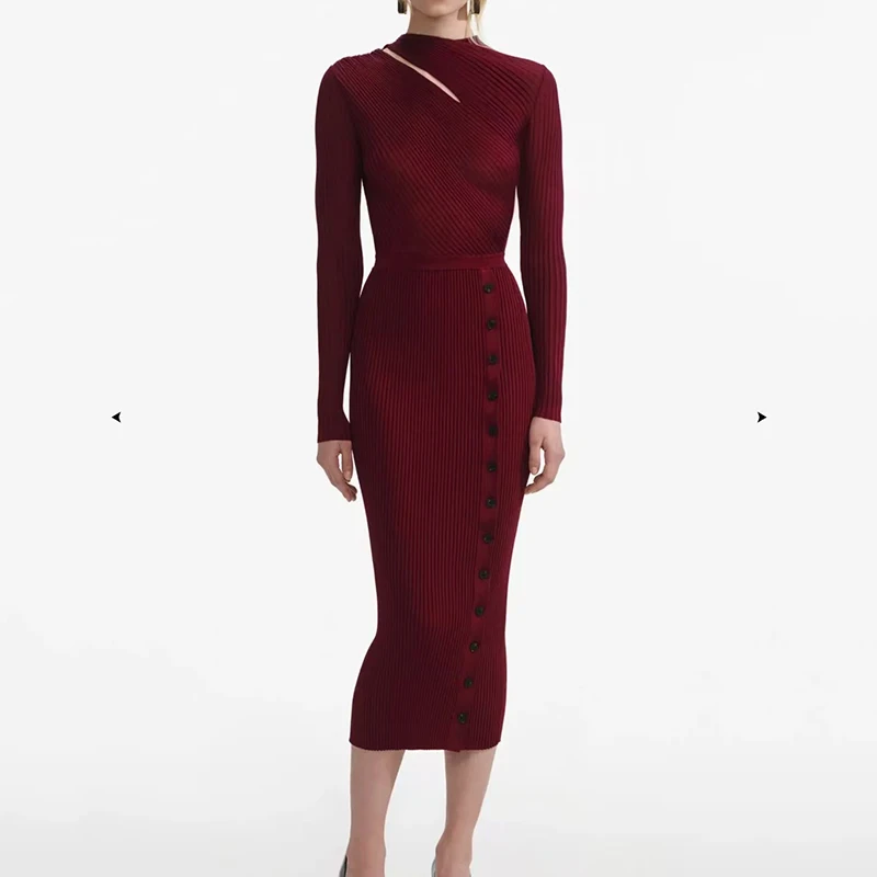 Französisches Frühherbst-Strickkleid in Weinrot mit ausgeschnittenem Faden, schlankmachendes, langärmliges Rundhals-Strickkleid 2025, neuer Herbststil