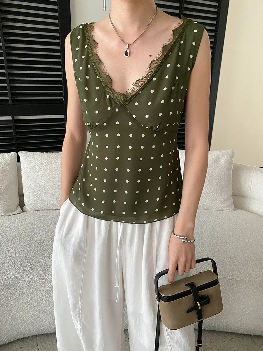 Sommerliche Damen-Weste im lässigen französischen Retro-Stil mit gepunkteter Spitze, Patchwork und V-Ausschnitt, schlank machend und ärmellos. – Detail 13