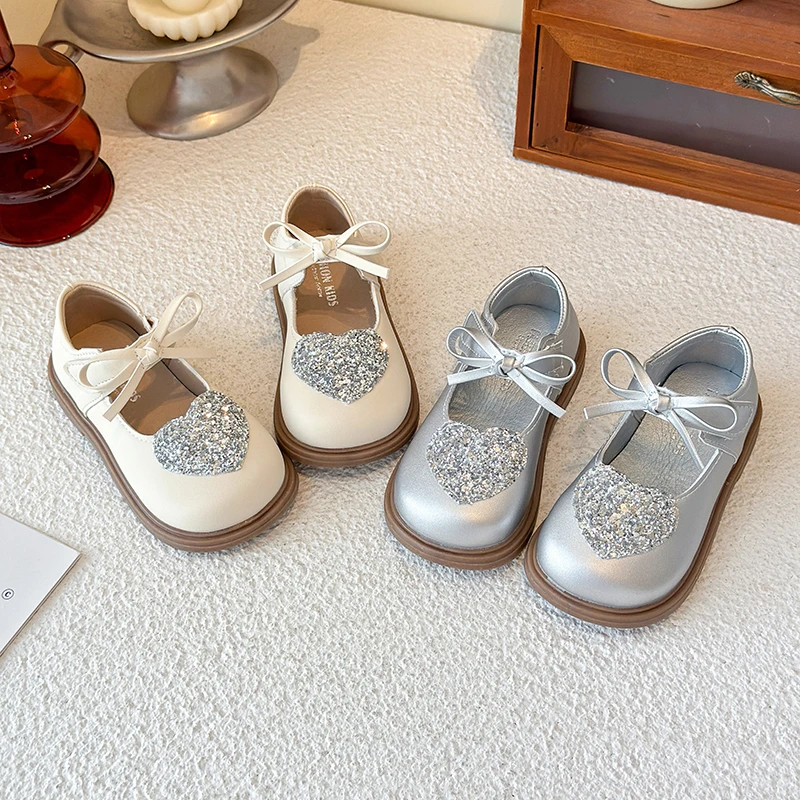 

2025 New Girls Fashion Leather Shoes Sequins Heart Elegant Children Casual Princess Dress Shoes Wedding Party Kids Flat Shoes