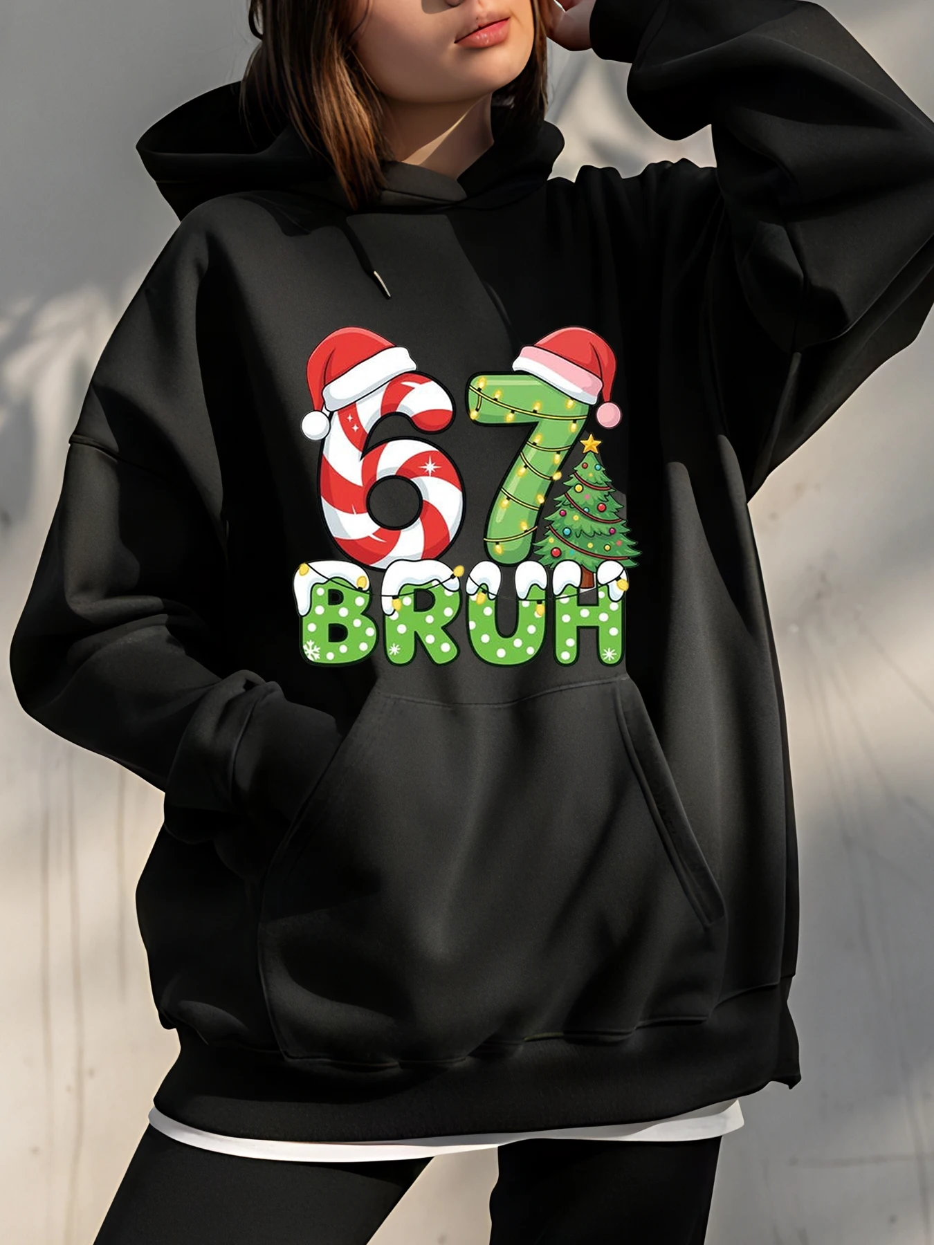 Moletom com capuz Natal 67 Bruh com bastão de doces e design de árvore para uso festivo
