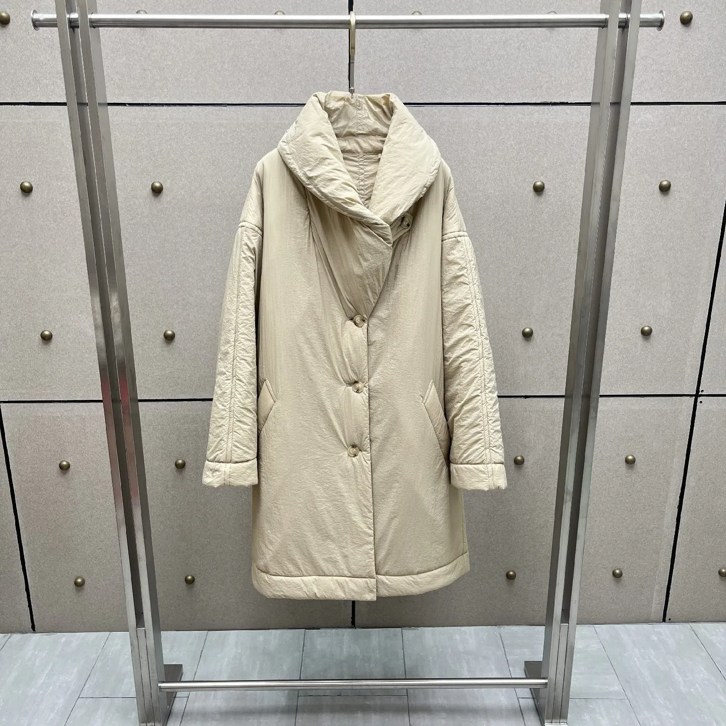 2026 Oversized Shawl Collar Puffer Coat – Lightweight Quilted Mid-Length Jacket with Button Front in Charcoal & Cream