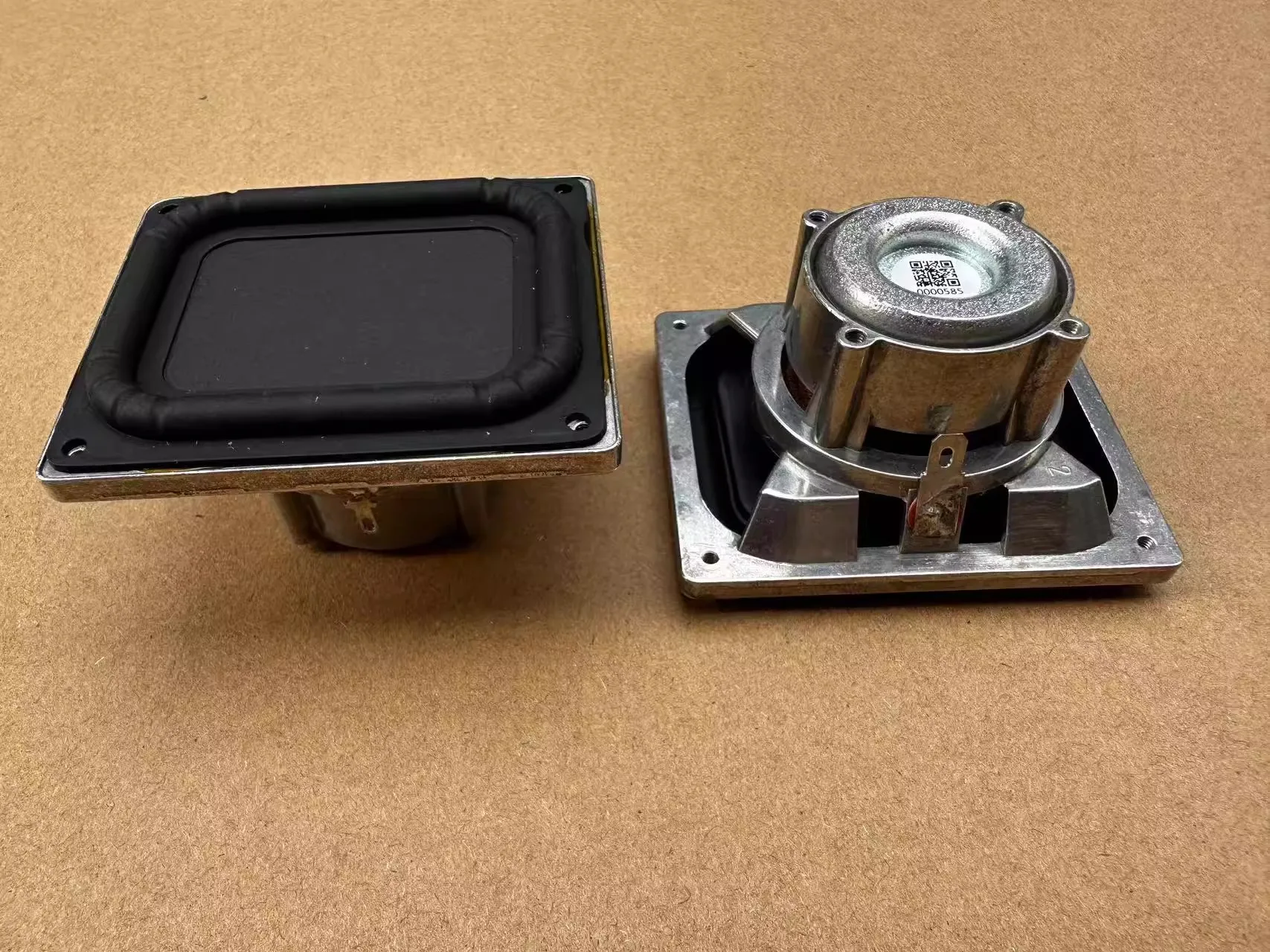 

Полнодиапазонные динамики премиум-класса с плоской панелью: чистый естественный звук — алюминиевый каркас, звуковая катушка 30 мм (78x68x38 мм), 2 шт.