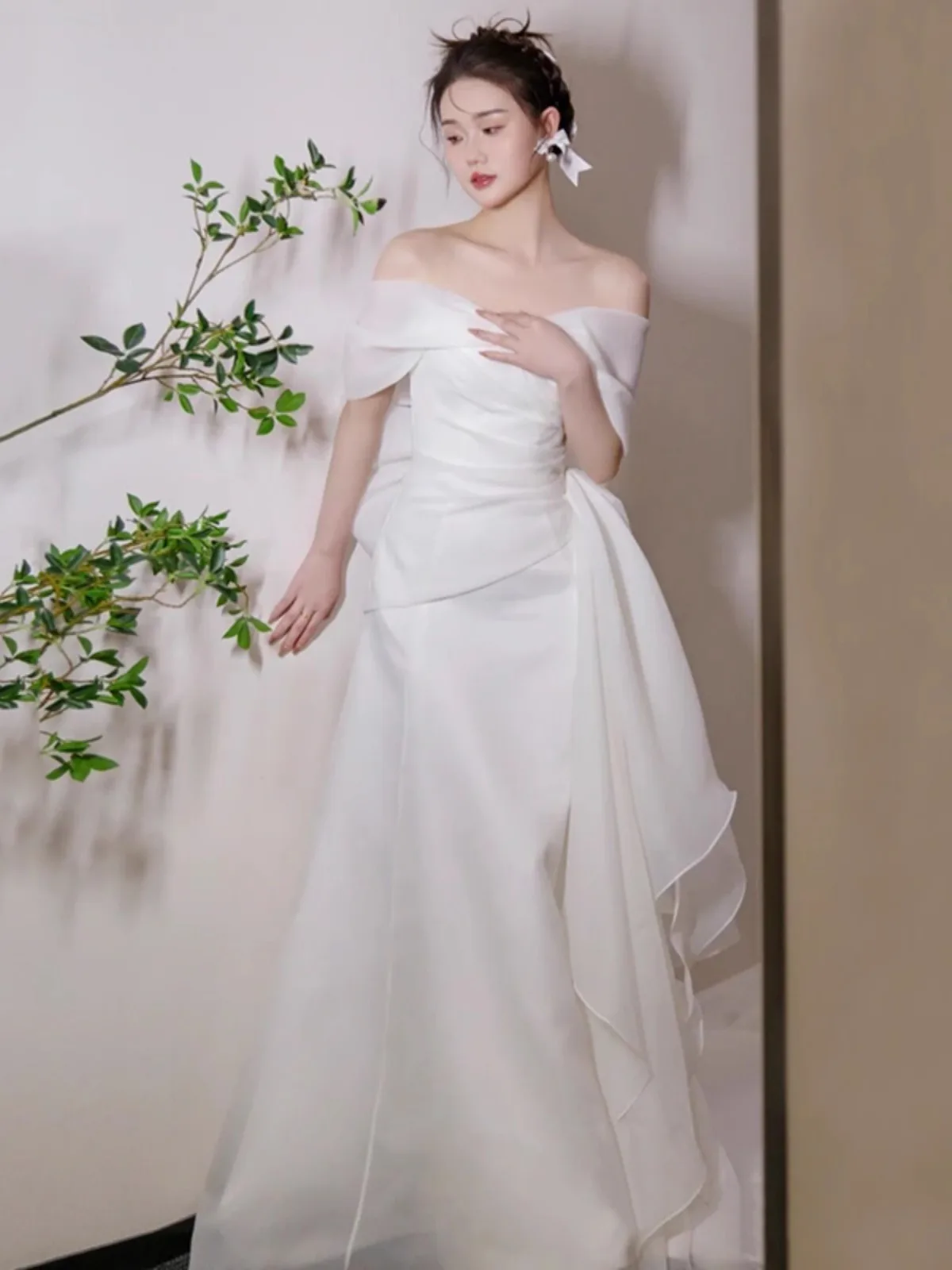 

Элегантное белое свадебное платье на одно плечо 2026: Новинка, простое, но роскошное, для торжественного входа, высококлассное.