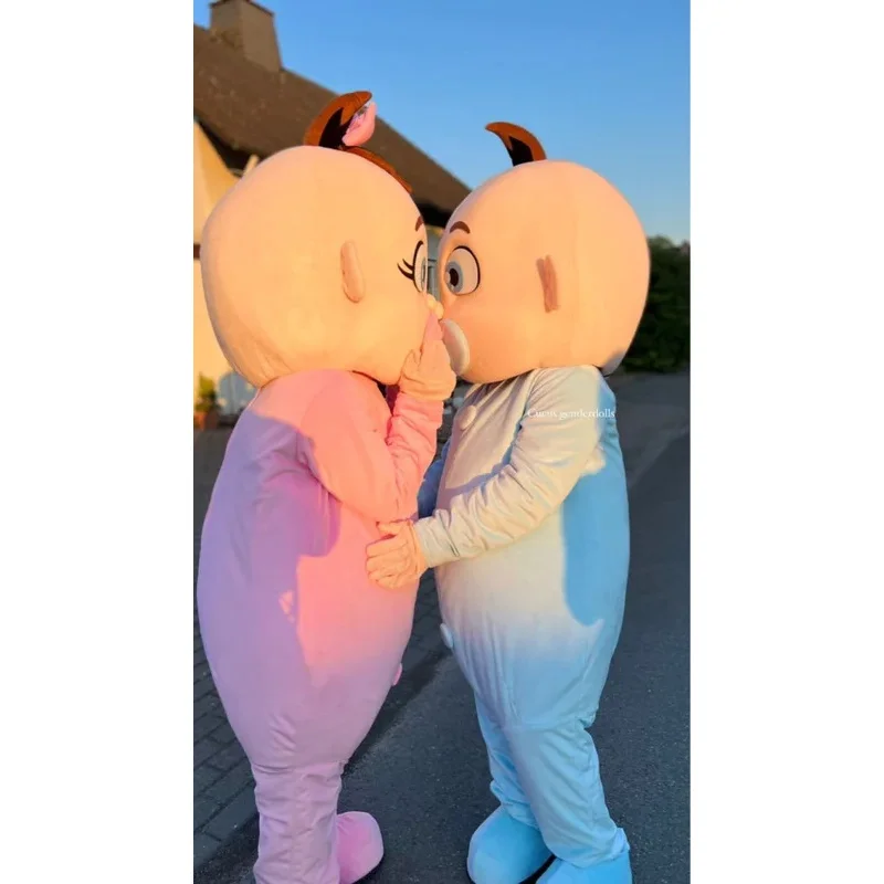 Il costume della mascotte sia della ragazza che del ragazzo si adatta all'abito operato per adulti di compleanno di Halloween