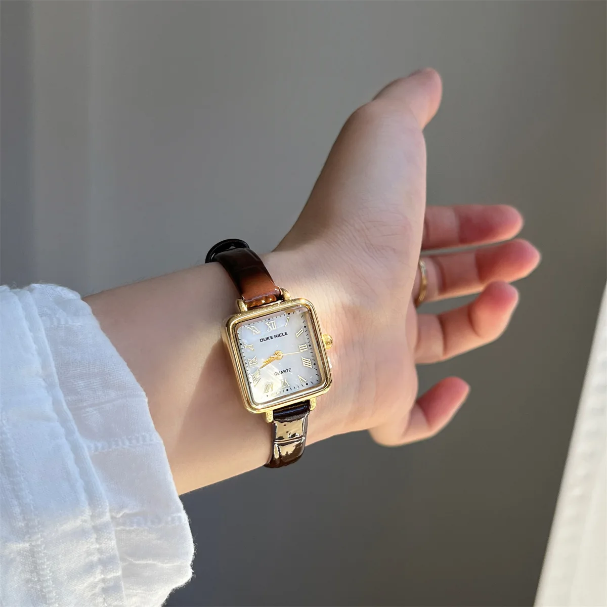 Newwomen'swatchclassicsquareladies watch light luxury retro mother-ofpearl face leather strap original gift original watch