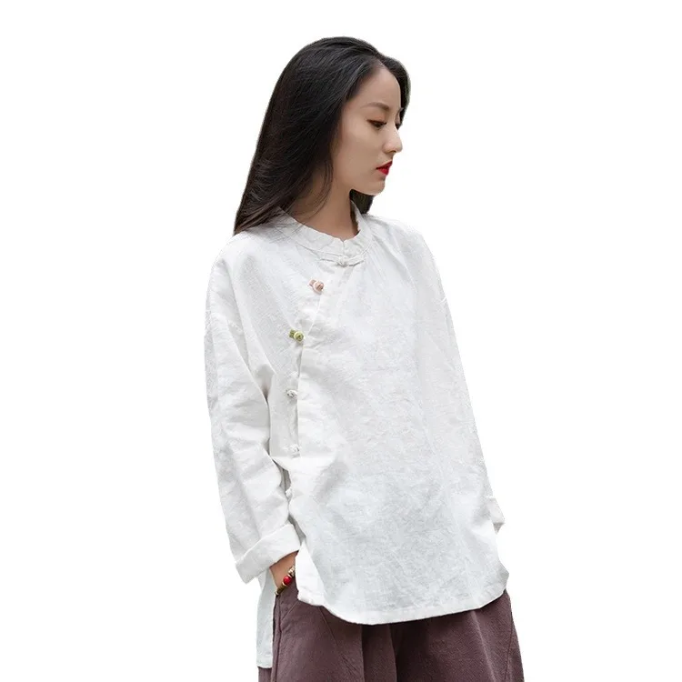 빈티지 비대칭 셔츠: 샌드워시 처리된 스탠드 칼라 탑, 컬러 블록 개구리 단추 여밈.