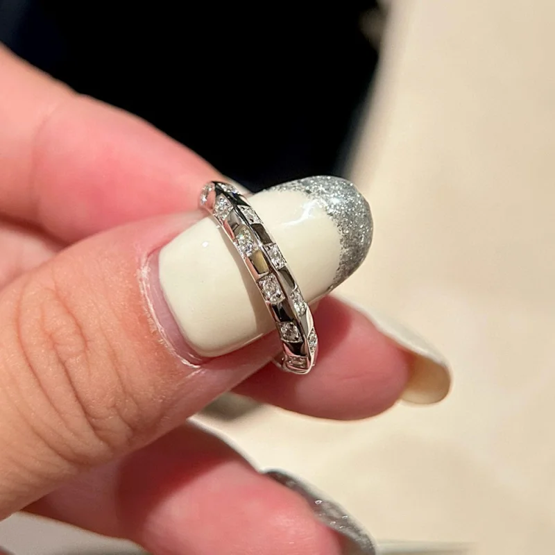 Anillo de plata S925 con corte de trébol, rejilla de tablero de ajedrez de alto carbono, joyería geométrica exquisita de alto sentido