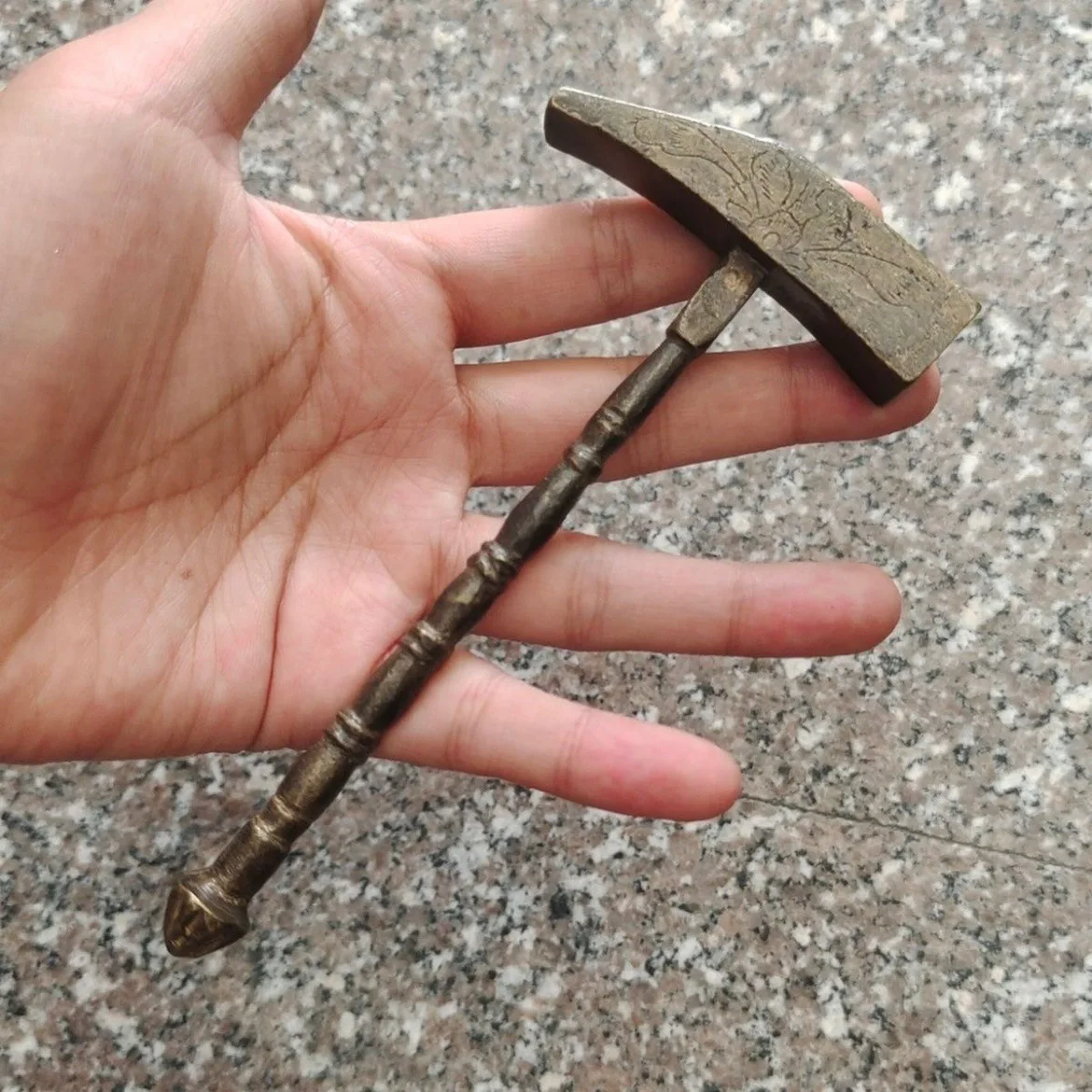 

Solid copper hammer hammer sculpture to play with copper hammer, the style is randomly sent