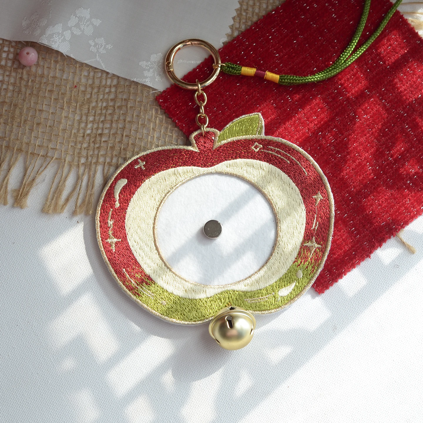 suporte-decorativo-bobbito-de-75mm-com-bordado-de-maca-produto-acabado-acorio-diy-estrutura-por-san-li-zhang