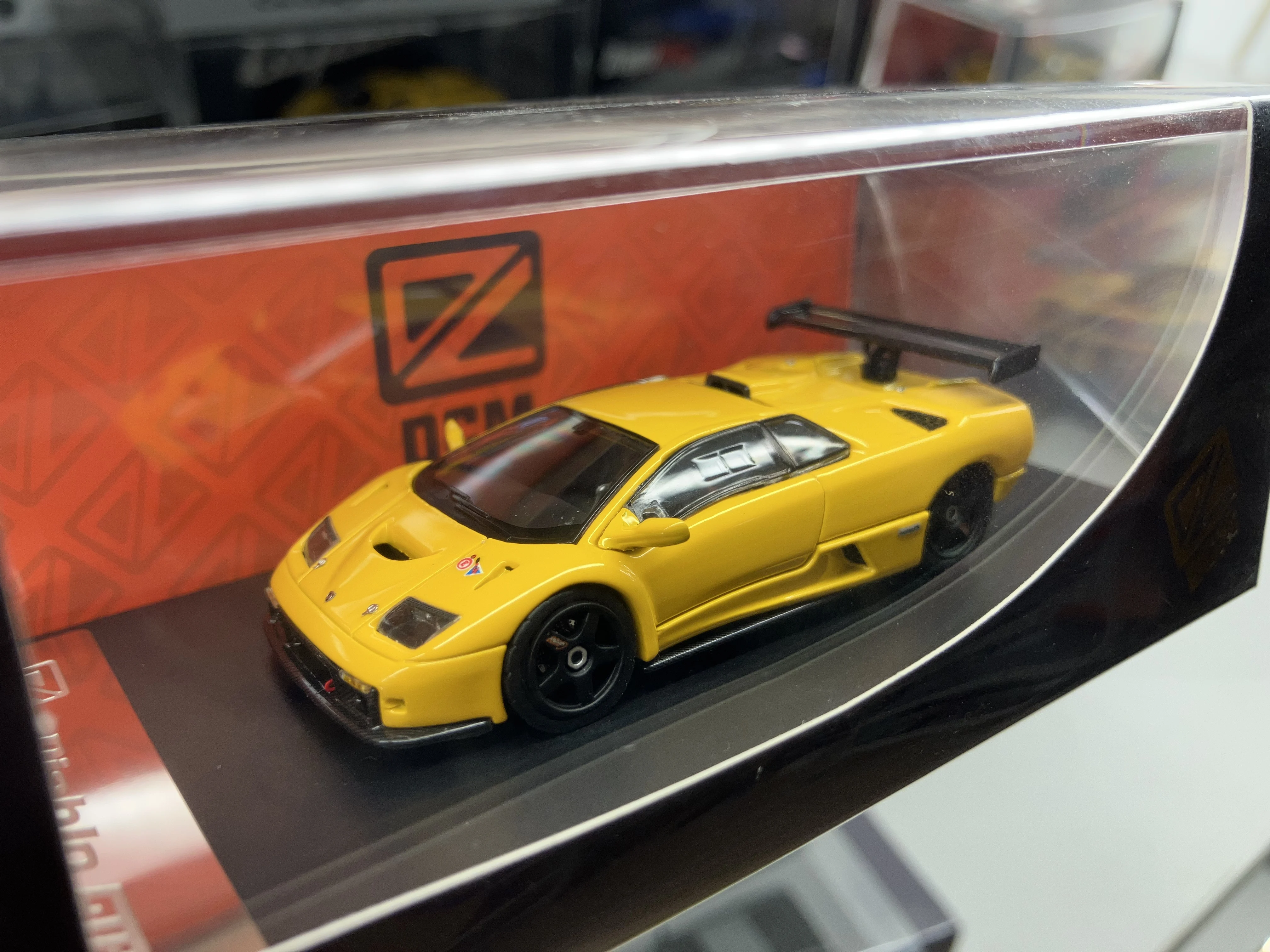 

Масштабная модель автомобиля DCM 1/64 Diablo GT 1999, желтая, литая, коллекционная, подарочная, лимитированная серия, из сплава