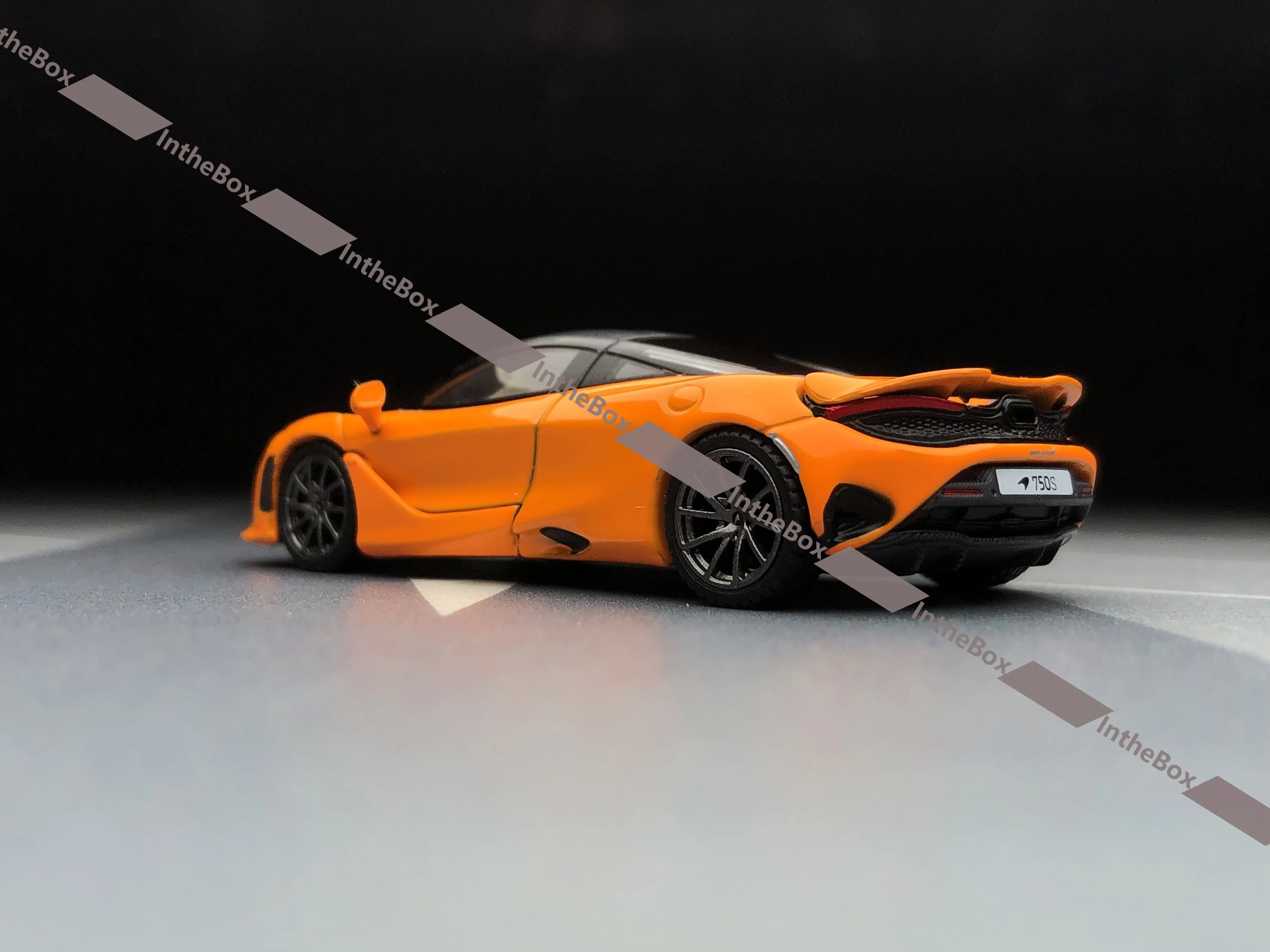 Minigt 1:64 814 750s Orange Sportmodell Druckguss-Metallauto BN Modellauto-Sammlung Limited Edition Hobbyspielzeug