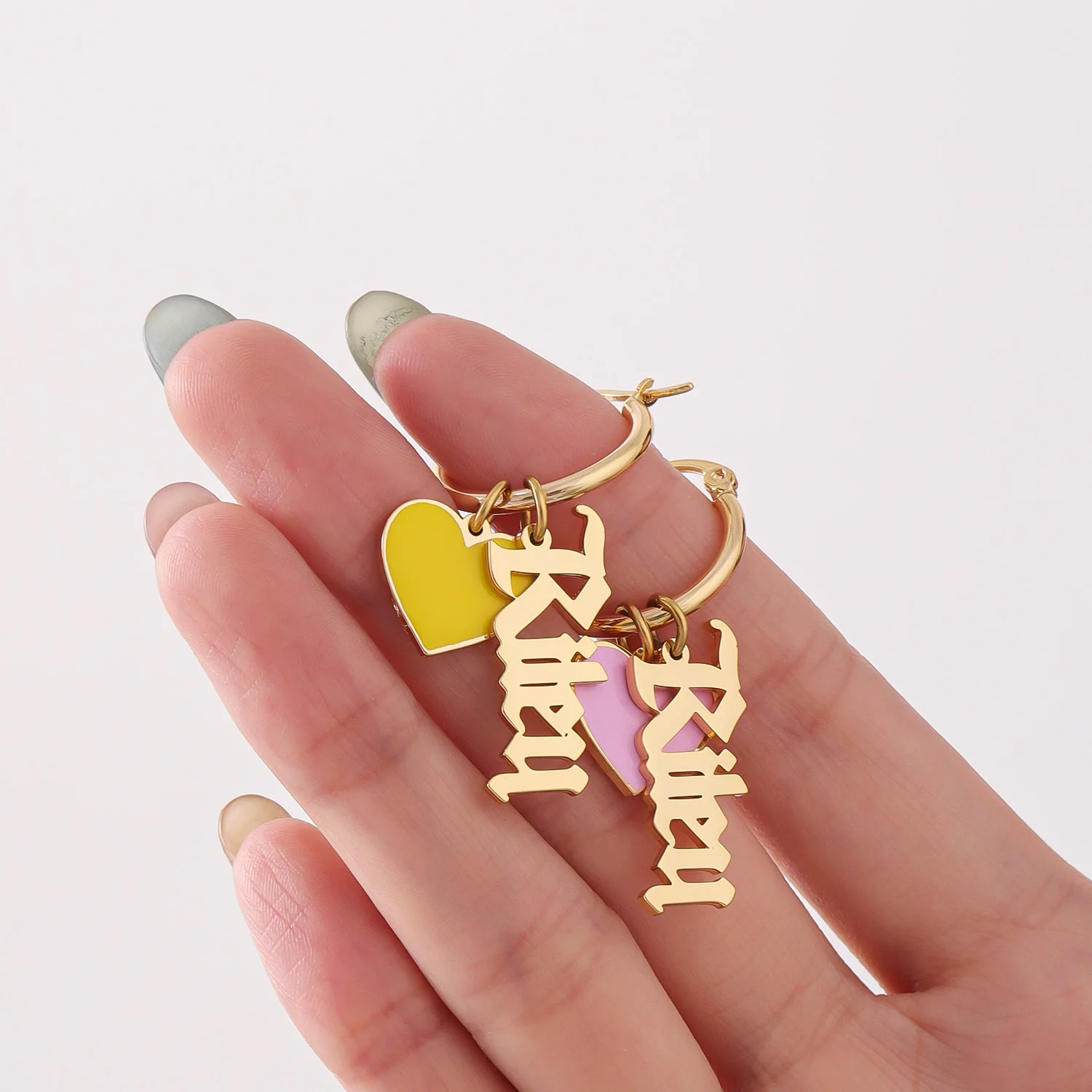 

Серьги с именем на заказ, позолоченные 18 карат, кулон в форме сердца из нержавеющей стали, красочные персонализированные украшения, подарок на 2025 год для женщин, Рождество