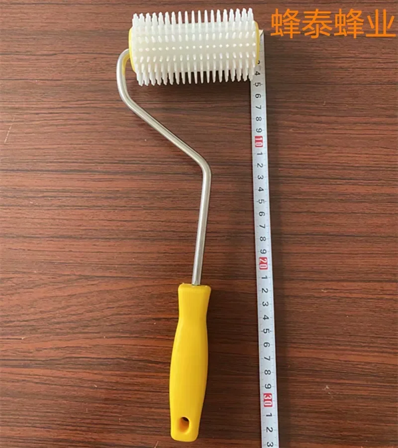 A Plastic Handle Roller Honey Cutting Fork, Beekeeping Tools, Honey Cutting Knife, Glue Collector