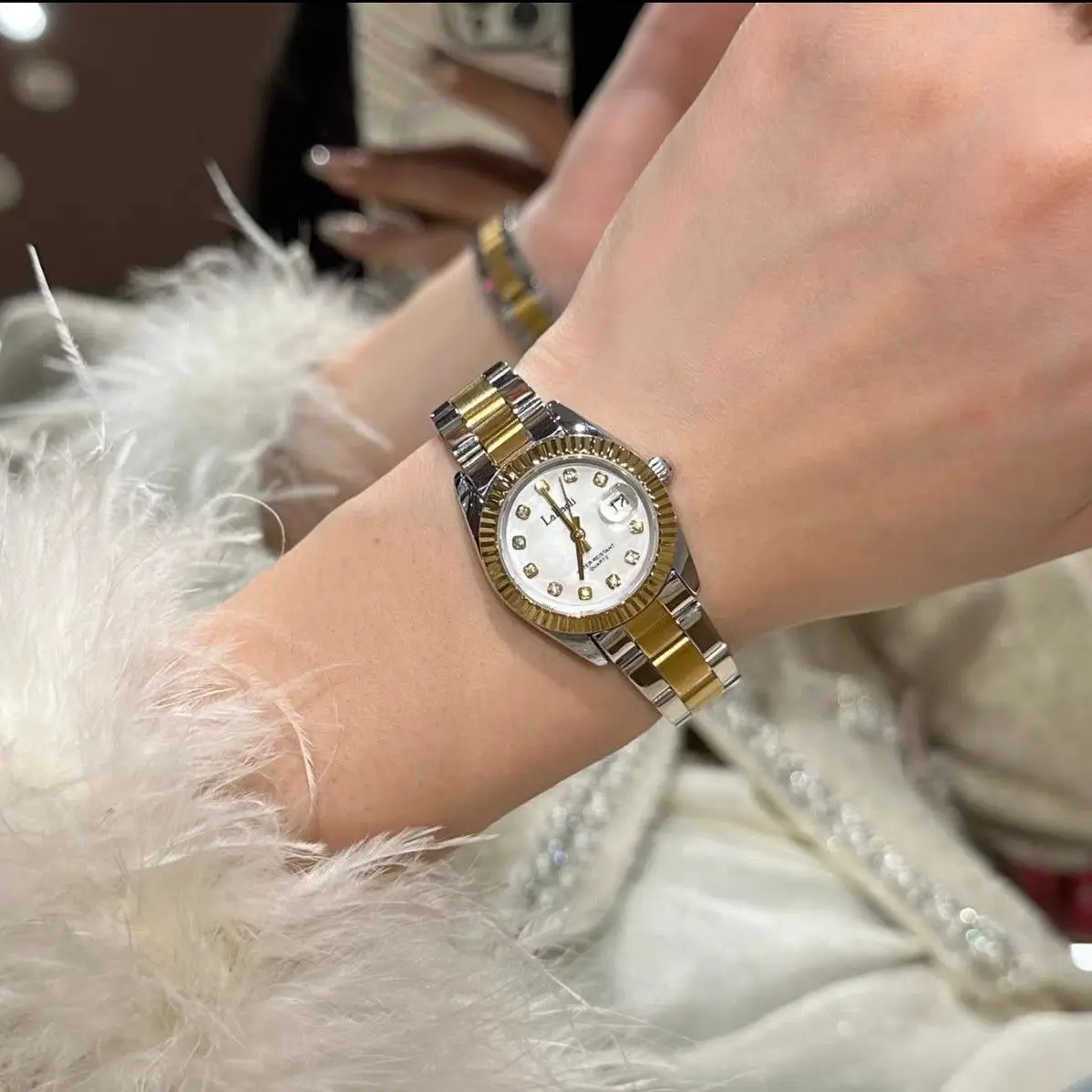 Elegant ladies watch, the same style small gold watch, personality and creative design, simple steel band, elegant ladies watch