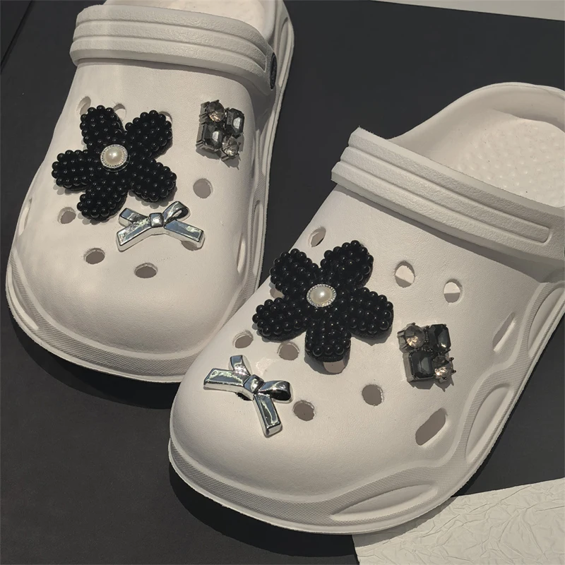 Set de Adornos para Zapatos con Flores Blancas y Negras, Decoración de Zapatos con Perlas y Corazones, Hebilla Desmontable para Zapatos, 1 Set