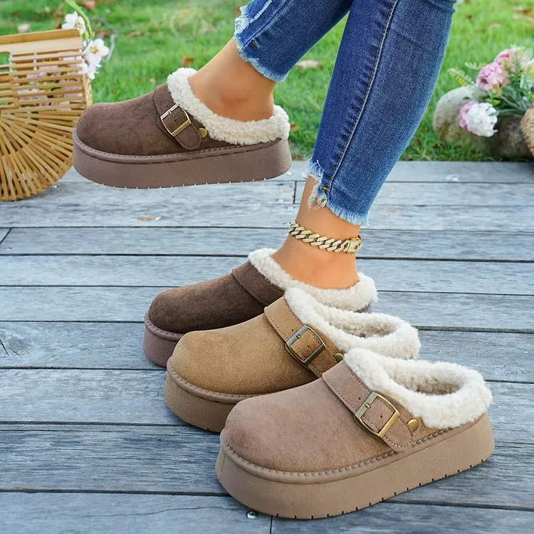 Damen rückenfreie Plateau-Mule-Schneestiefel mit Metallschnallen-Dekor, rutschfester Sohle, warme Winter-Slip-On-Clogs – Detail 2
