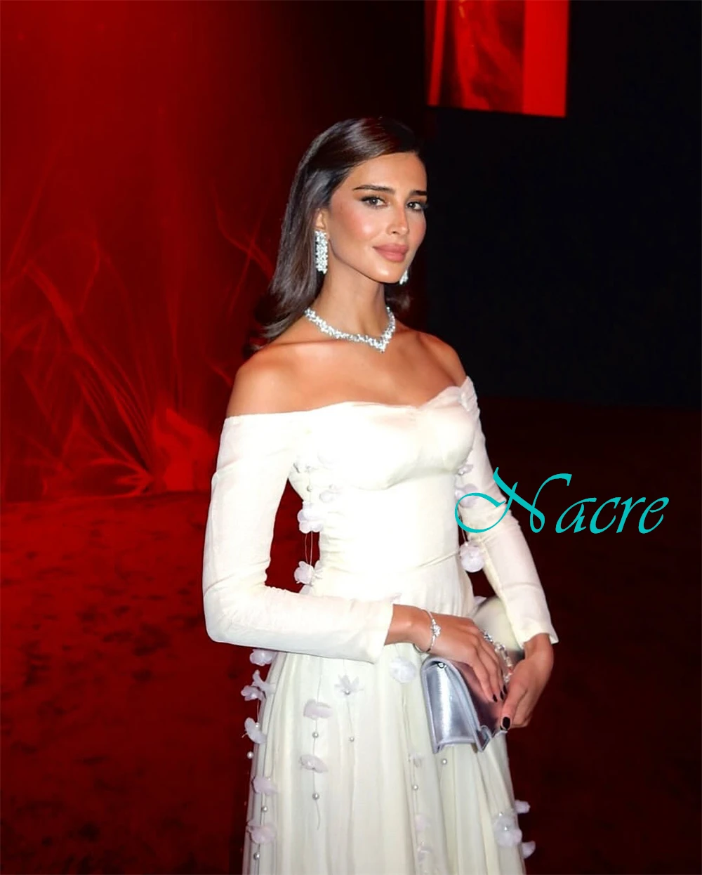 فستان سهرة رائع مخصص من الساتان برقبة قارب وزهور رقيقة للحفلات الراقصة فساتين فاخرة بأكمام طويلة للمناسبات الخاصة