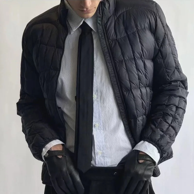 

Легкая демисезонная куртка-пуховик для пар 2026 года: теплая, с современным дизайном и застежкой-молнией.