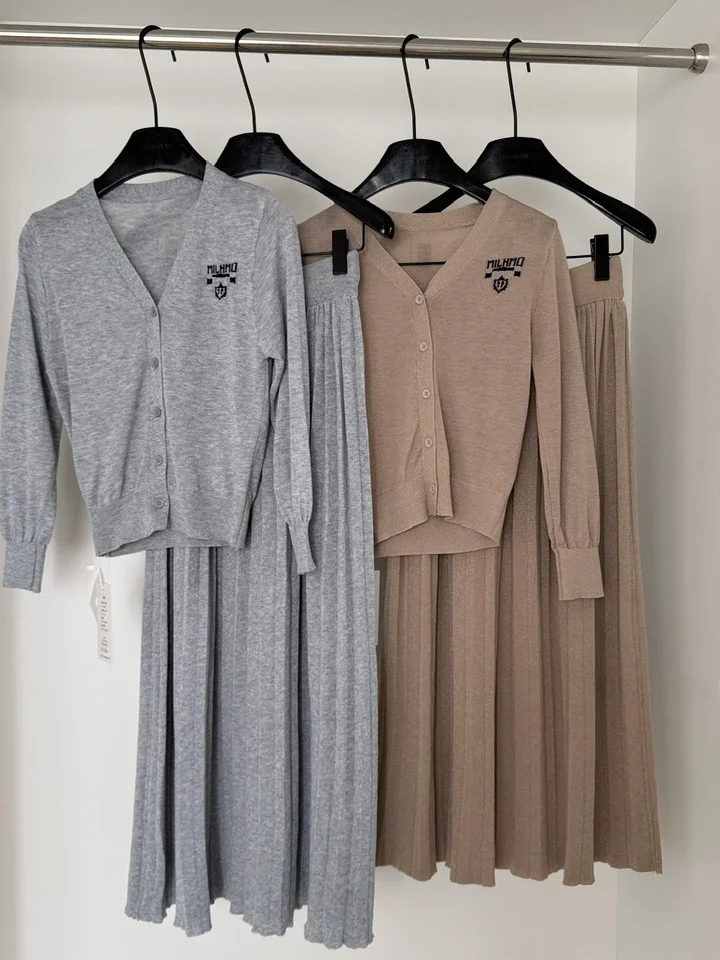 طقم سترة محبوكة بقصة ضيقة من ort Svel وتنورة عالية الخصر بطيات للنساء في أوائل الخريف